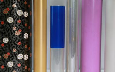 Línea extrusora de láminas de plástico con 3 rodillos, tipo inclinado y volumétrico